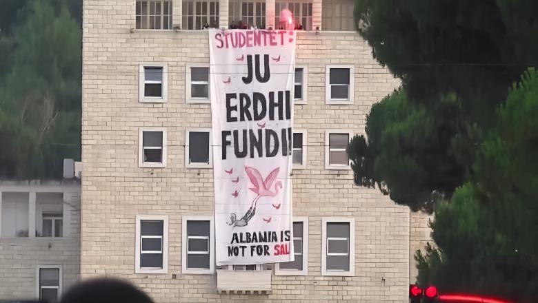 Protestuesit braktisin sheshin dhe futen te Politekniku për të mbështetur studentët që shpalosën banderolën 'Ju erdhi fundi'