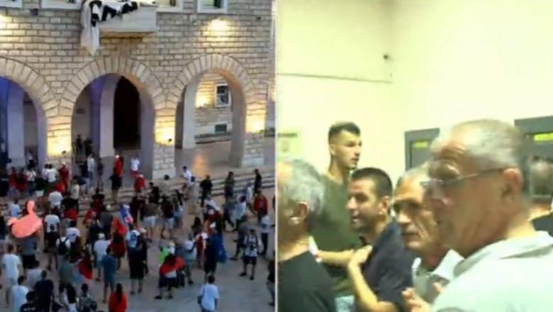 Tiranë/ Tubimi i 30-të, kërkohet largimi i Ramës e Berishës nga skena politike! Tensione për një banderolë, protestuesit 'mësyjnë' te Politekniku!