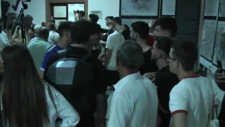 Protestuesit 'pushtojnë' Universitetin e Polieknikut, kërkojnë të marrin mbrapsht banderolën kundër klasës politike