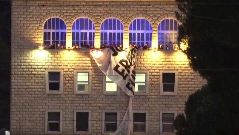 Rojes i thanë se kanë 'një projekt shkollor', ja si studentët shpalosën banderolën nga ballkoni i Politeknikut nbë Tiranë