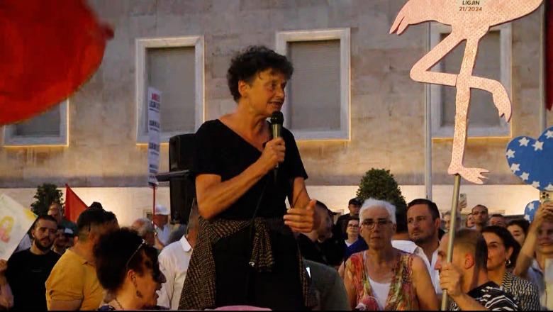 ‘Shqipëria i përket BE-së’- Eurodeputetja holandeze Strik i bashkohet protestës para Kryeministrisë: Fjala juaj do të dëgjohet edhe në Bruksel!