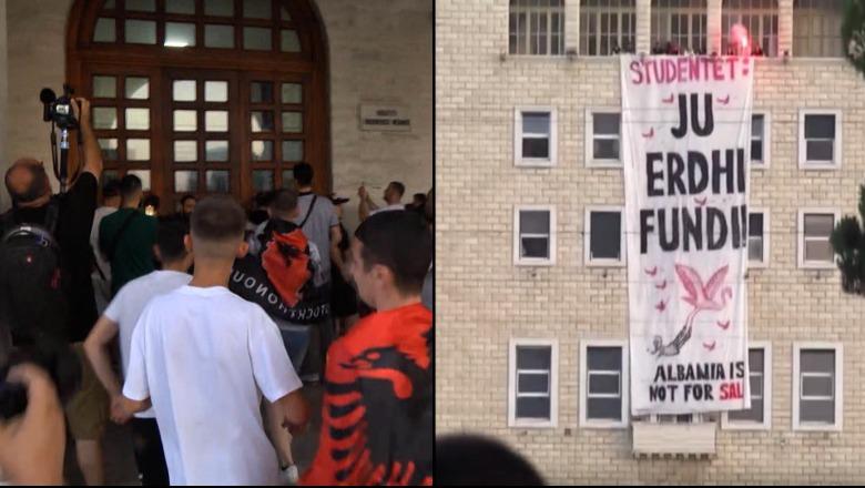 Dita e 30-të e tubimit nis me tensione për një banderolë, protestuesit ‘mësyjnë’ te Politekniku dhe shqyejnë derën! Nesër para Parlamentit dhe në Rrjoll