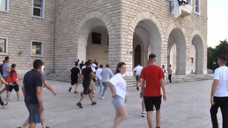 Protestuesit 'pushtojnë' Universitetin e Politeknikut, kërkojnë të marrin mbrapsht banderolën kundër klasës politike