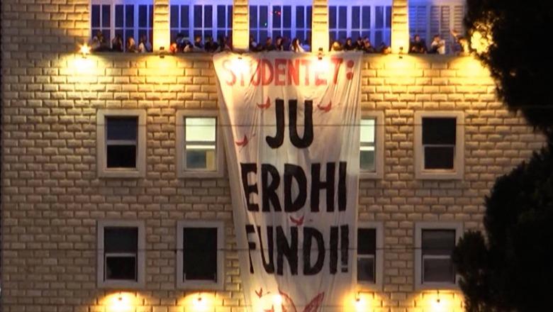 VIDEO/ Pasi u hoq herën e parë, protestuesit shpalosin sërish nga ballkoni i Politeknikut banderolën 'Ju erdhi fundi'
