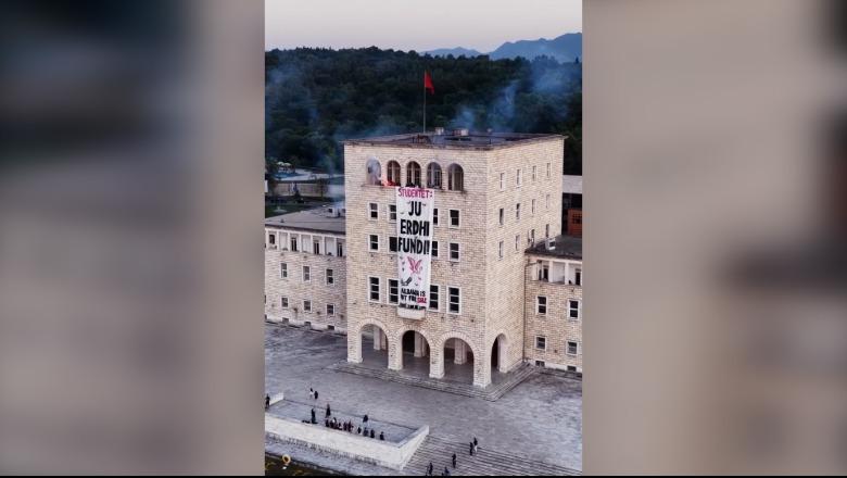 ‘Ju erdhi fundi’, banderola gjigande që studentët vendosën te ‘Politekniku’ gjatë protestës (Pamje me dron)