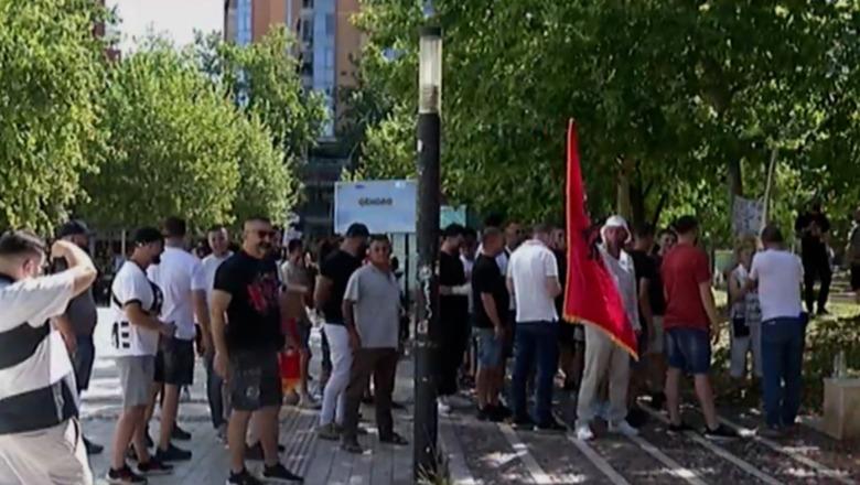 Kuvend, dita e rezolutave të institucioneve të pavarura! Protestuesit i presin deputetët me thirrje te dera: Opozitë e shitur!