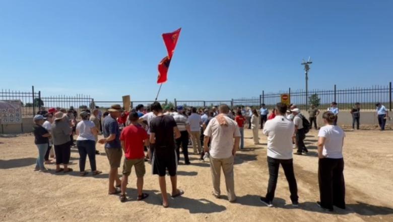 Resorti i Bashkim Ulajt/ Rrethohet përsëri me mure e hekura kantieri në Rrjoll, banorët sërish në protestë, shkojnë për ta shembur