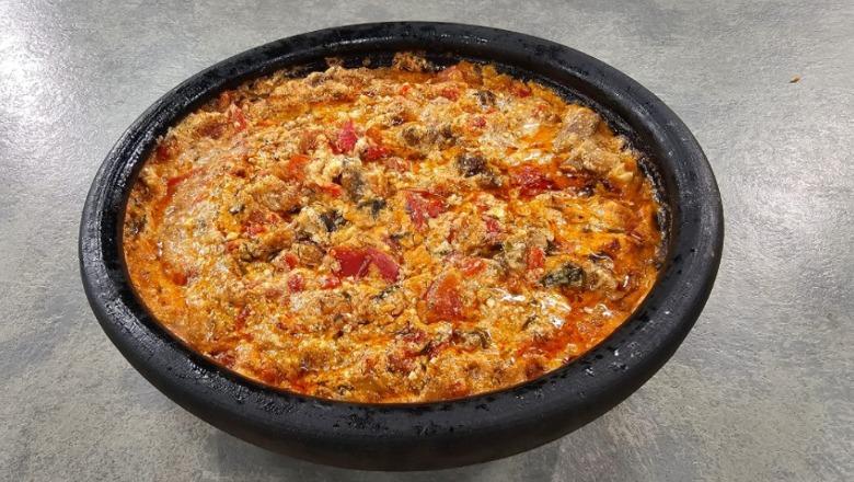 Fërgesë me mëlçi dhe speca në tavë dheu nga zonja Albana