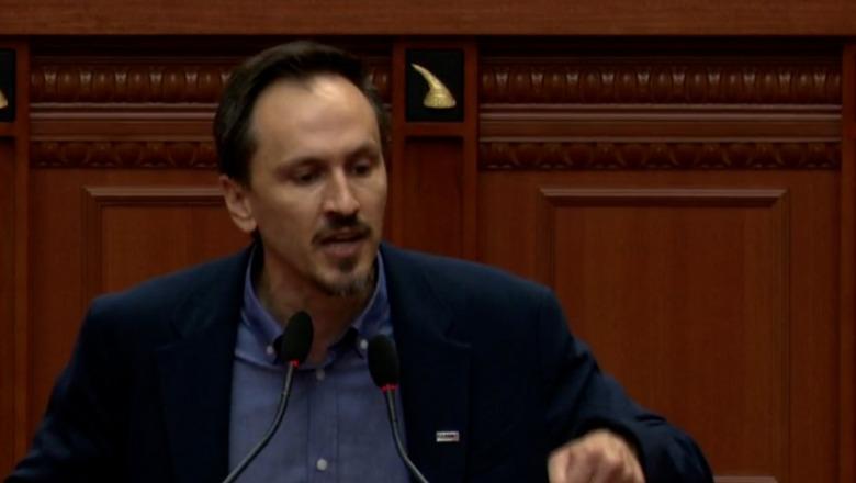 ‘Këtej shpërndan fondet e BE, këtej themelon parti’/ Muçi i del në mbrojtje gruas së Arlind Qorit, Balliu: S’e nxora unë kryetarin tënd, por ti!