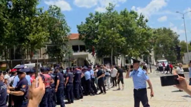 Protestuesit përplasje me policinë te Parlamenti, qëllojnë me vezë automjetet e ministrave dhe deputetëve