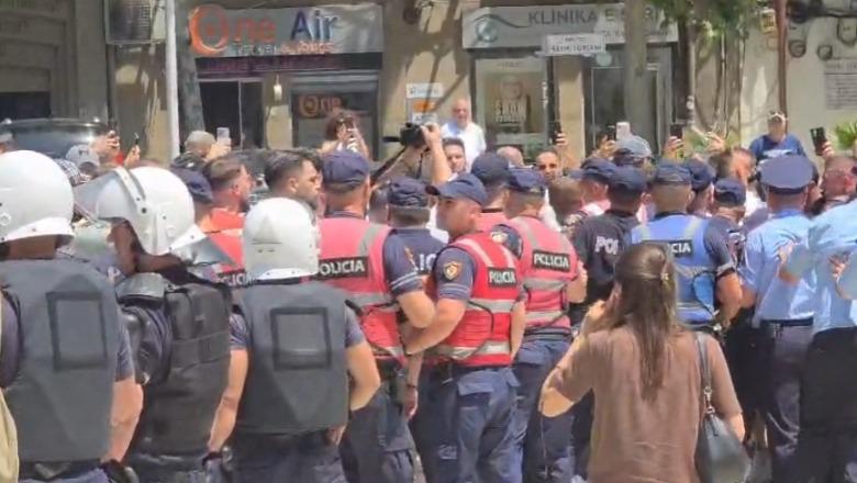 Policia shtyn protestuesit për t’i larguar, në Parlament mbërrijnë dhe forcat e FNSH