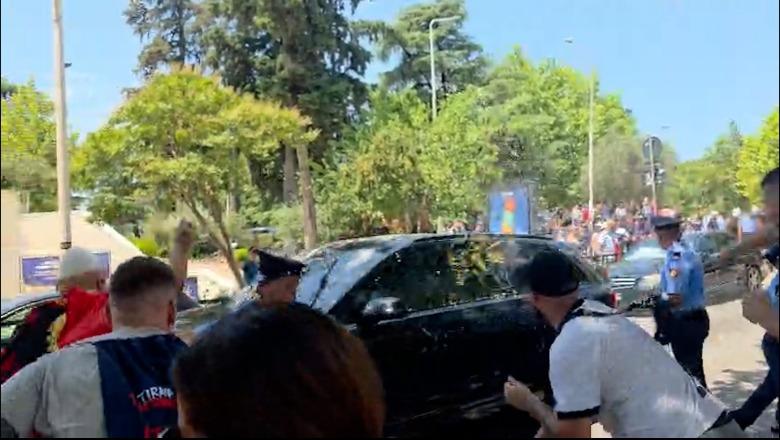 Momenti kur protestuesit sulmojnë me vezë makinën që del nga Kuvendi