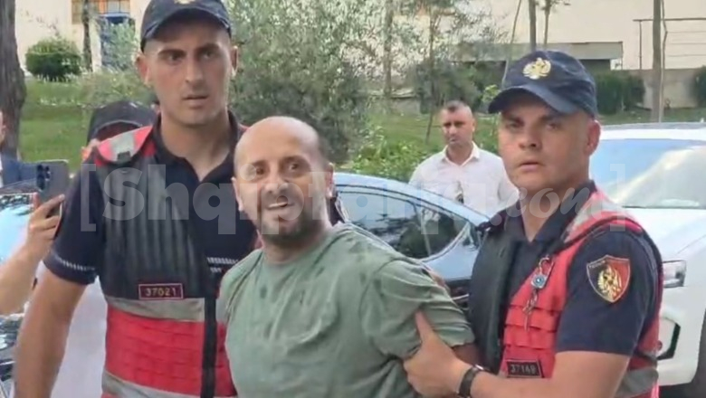 Deputetët priten me protestë jashtë Kuvendit! Ndjekin nga pas Tërmet Peçin, sulmojnë me vezë makinat e deputetëve! Ka të shoqëruar, mes tyre Dritan Goxhaj (VIDEO)
