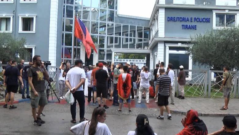 Shoqërimet e protestuesve, avokati: Po mbahen në mënyrë të padrejtë e të paligjshme nga Policia, s’ka akoma akuza