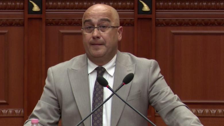 Jashtë dyerve protestë, Himçi në Kuvend: Të ndalohet dhuna ndaj protestuesve! Hedhja e vezëve është shprehje e lirisë së mendimit