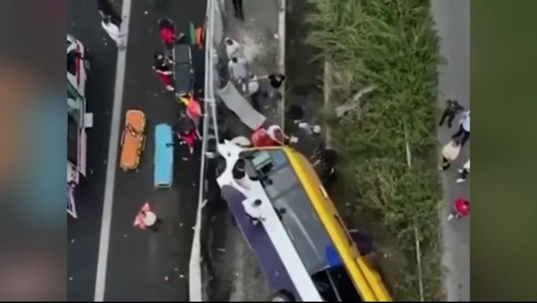 Aksident tragjik në aksin Durrës-Tiranë, autobusi përmbyset në rrugë! 2 viktima, shoferi dyshohet se pësoi infarkt dhe humbi kontrollin! 15 të plagosur të Trauma (VIDEO)