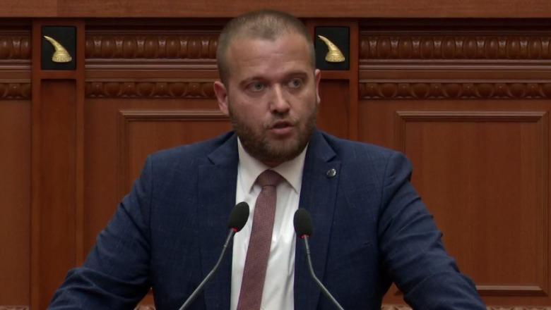 Protestuesit te Kuvendi/ Deputeti Bido: Morali politik i tyre është vetëm dhuna, gjuha e urrejtjes dhe denigrimet! Këta që pretendojnë se janë ‘të rinj’ po na kujtojnë luftën e klasave