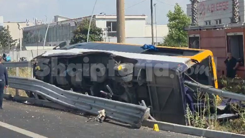 Aksident i rëndë me 2 viktima në aksin Durrës-Tiranë, autobusi përmbyset në mes të rrugës! 7 të plagosur të Truama (VIDEO)