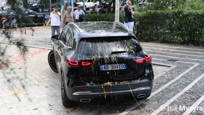 Protesta te Kuvendi/ Sulmohen me vezë e shishe uji makinat e deputetëve dhe policët! 6 të shoqëruar, mes tyre Goxhaj! Protestuesit ulen te Policia e Tiranës (VIDEO)