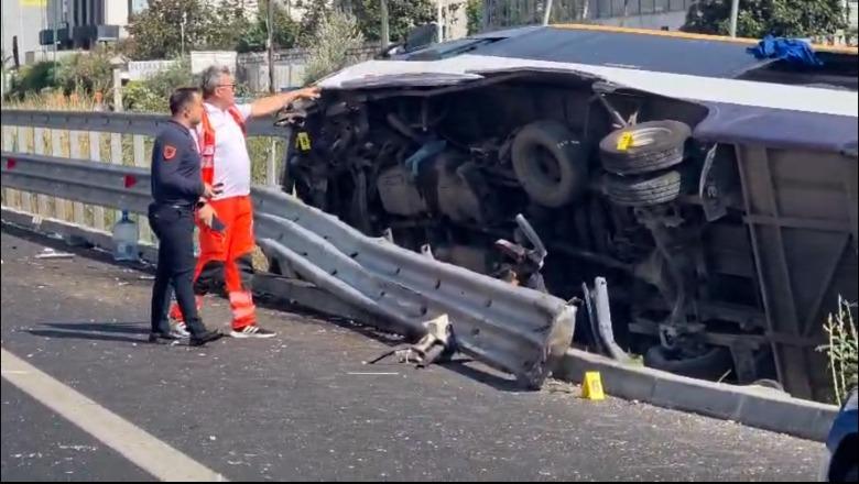 Aksidenti në Tiranë-Durrës, autobusi i linjës së Beratit thyen barrierat mbrojtëse (VIDEO)