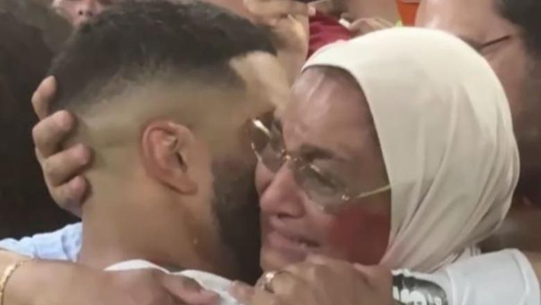 Emocione të forta te Maroku, nëna e Saibari-t s’i mban dot lotët! Përqafime me ‘yllin’ e ri të Bayern-it (VIDEO)
