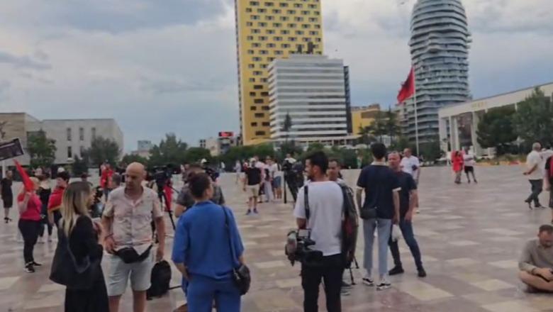 Protesta e 31-të, pas tensioneve te Parlamenti, qytetarët mblidhen te sheshi 'Skënderbej' dhe marshojnë drejt Kryeministrisë