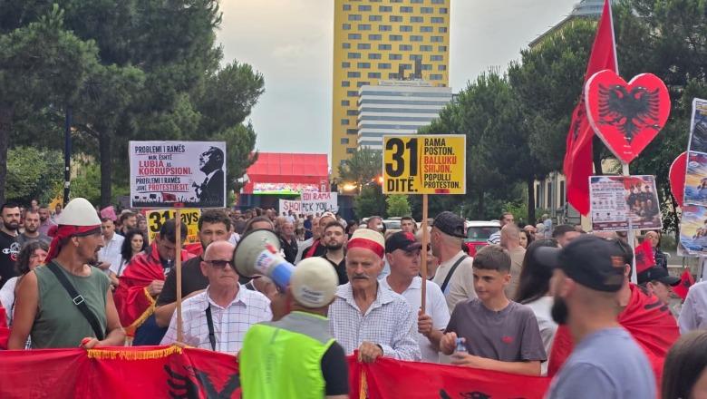 Protesta e 31-të, pas tensioneve te Parlamenti, qytetarët mblidhen te sheshi 'Skënderbej' dhe marshojnë drejt Kryeministrisë