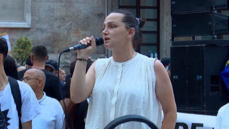 Aksidenti në Tiranë-Durrës, 1 minutë heshtje në protestën para Kryeministrisë! Kokaj: Nëse Policia s’do ishte duke bërë rolin e rojës private të Ulajt në Rrjoll, ngjarja s’do kishte ndodhur