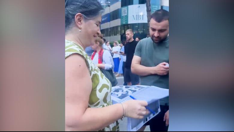 Protestuesit mbledhin firma për të çuar në SPAK librin ‘Albania Files’ të promovuar nga Rama