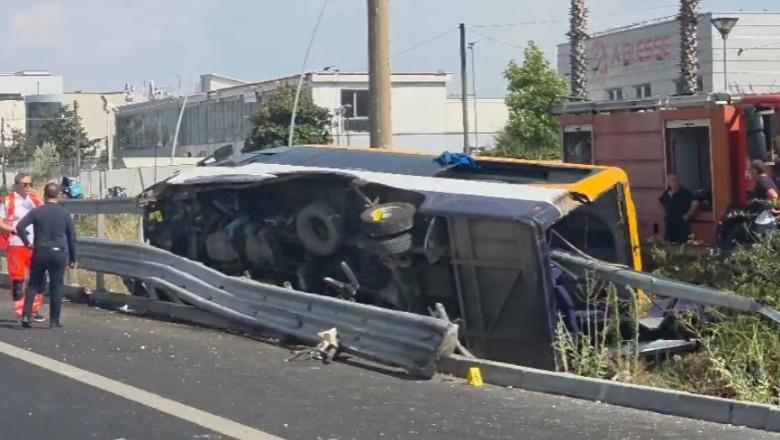 Aksidenti tragjik në aksin Tiranë-Durrës/ 5 të plagosur lënë spitalin e Traumës, i mituri me parametra jetësorë stabël! Në gjendje të rëndë 56-vjeçarja