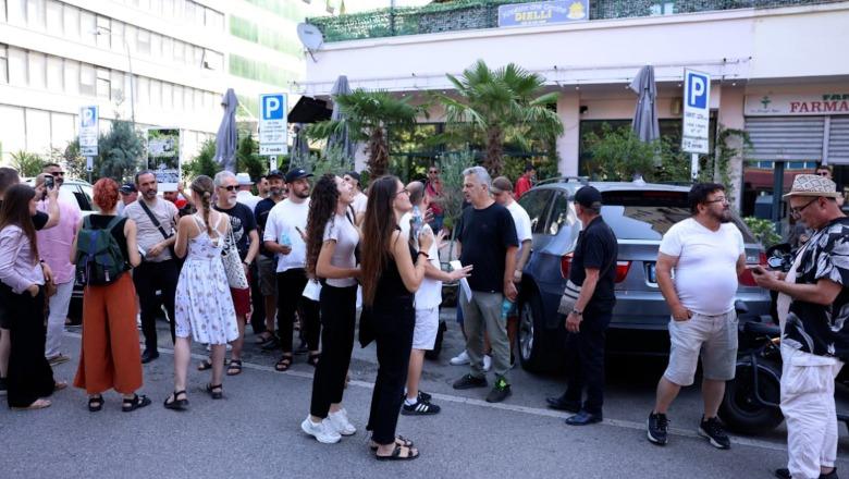 Protestuesit dorëzojnë në SPAK librin ‘The Albanian Files’, aktivistja Vatnikaj: Përmbledhje e shkeljeve të Ramës, të hetohet! Dorëheqja e tij, e panegociueshme! 