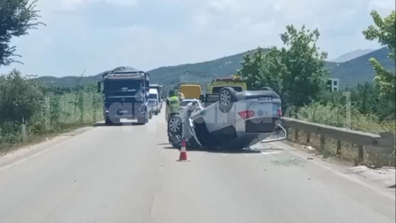 Aksident në aksin Lushnje-Berat/ Shoferi humbi kontrollin, makina kthehet përmbys, 4 të plagosur