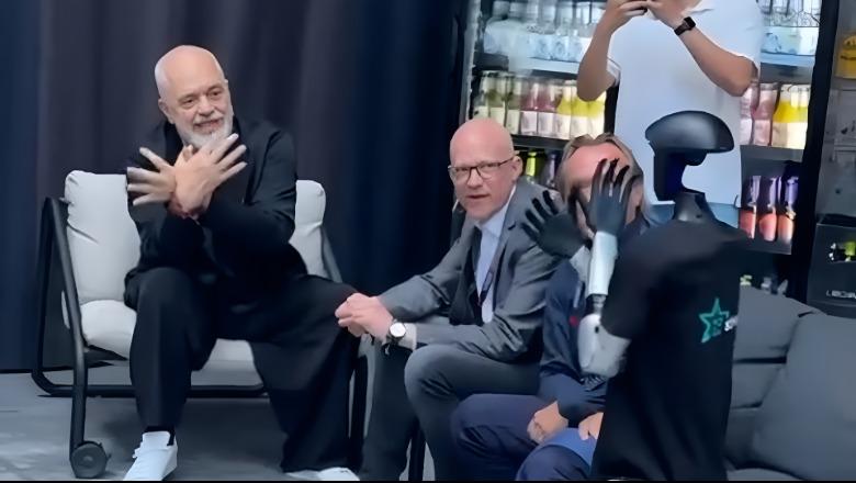 VIDEOLAJM/ Rama i ‘mëson’ robotit si të bëjë shqiponjën dykrenare me duar