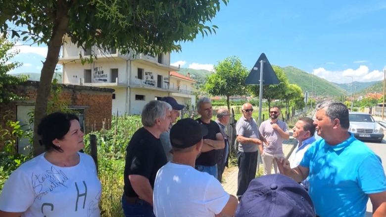 Protestë në Pogradec, banorët kundër projektit të bashkisë: S’duam rrugë të re, të ndërhyhet te lumi