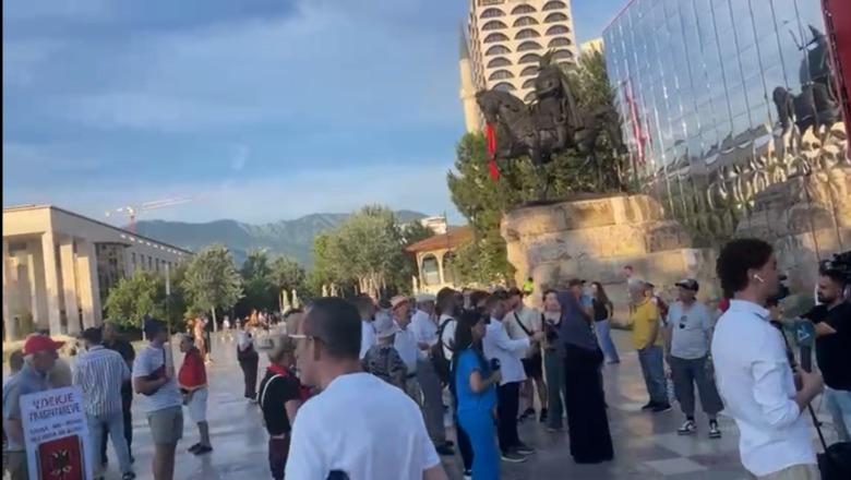 Nis protesta e 32-të në Tiranë, kërkohet largimi Ramës dhe Berishës nga skena politike