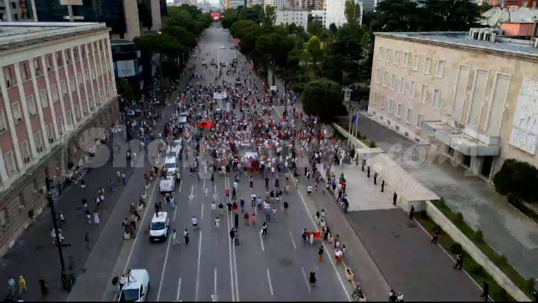 Qytetarët sërish në protestë, mblidhen te Kryeministria! Ritheksojnë kërkesat drejtuar qeverisë Rama