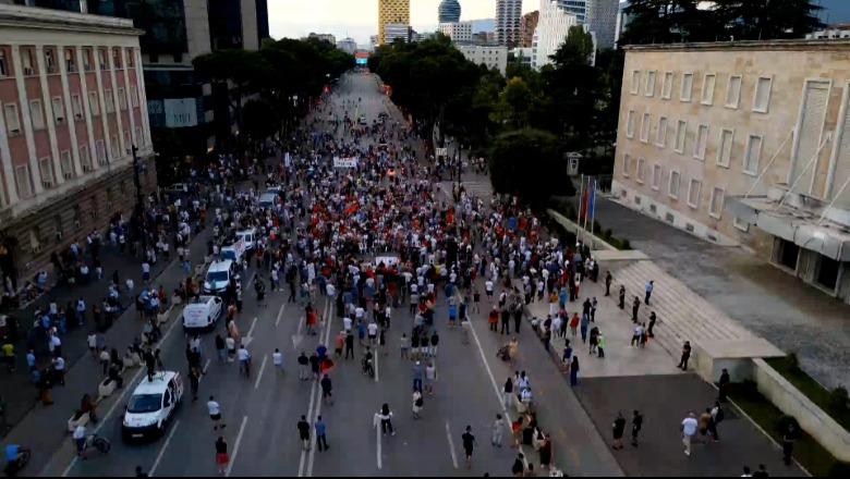 Qytetarët mblidhen sërish para Kryeministrisë, protestuesit: Nuk tërhiqemi, qëndrojmë të palëkundur në 5 kërkesat tona