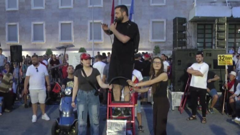 Protestuesi: Nesër te Kuvendi në orën 10:00 të pengojmë deputetët për të hyrë, policia të ketë kujdes kë prek me dorë