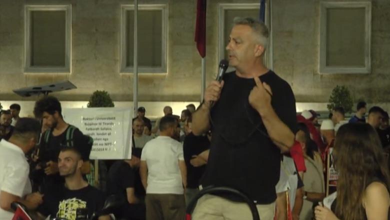 Nesër protestë para Kuvendit, organizatori Andi Tepelena thirrje qytetarëve: Merrni vezë dhe miell me vete