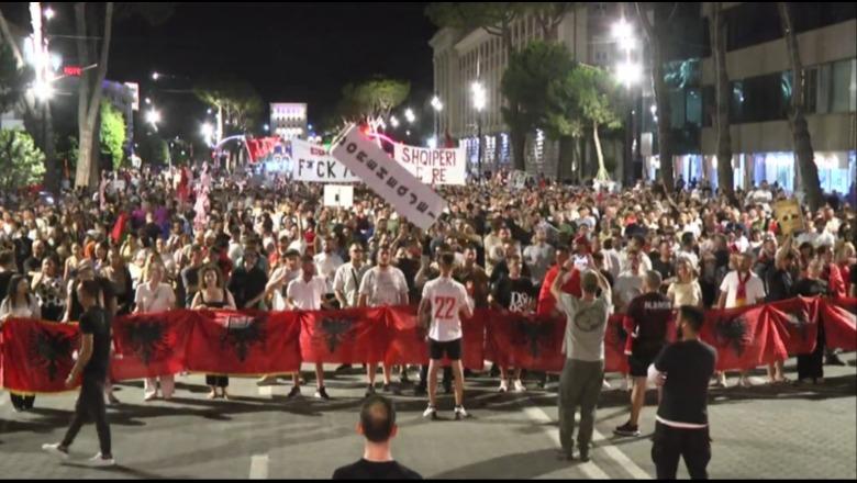 Përfundojnë fjalimet para Kryeministrisë, protestuesit nisin marshimin në rrugët e Tiranës