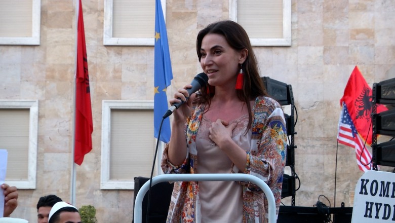 Sot kandidon për kryetare e Këshillit Kombëtar të PD-së, Julinda Emiri mbante fjalime në protestat para Kryeministrisë, edhe pse folësit partiakë 'nuk lejohen'