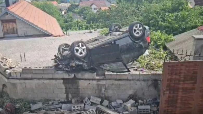 Aksident në Kukës-Bicaj, makina del nga rruga dhe përplaset me murin e një shtëpie! Plgosen shoferi dhe dy pasagjeret