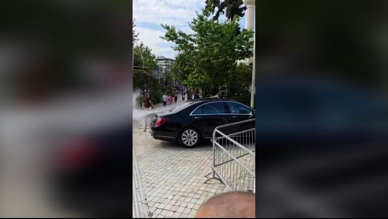 Protestuesit nisin ‘aksionin’, qëllojnë me miell e vezë makinën e Niko Peleshit