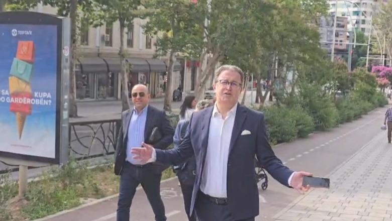 ‘Opozitë e shitur’, protestuesit para parlamentit i presin deputetët me thirrje: Rama burg, Berisha burg (VIDEO)
