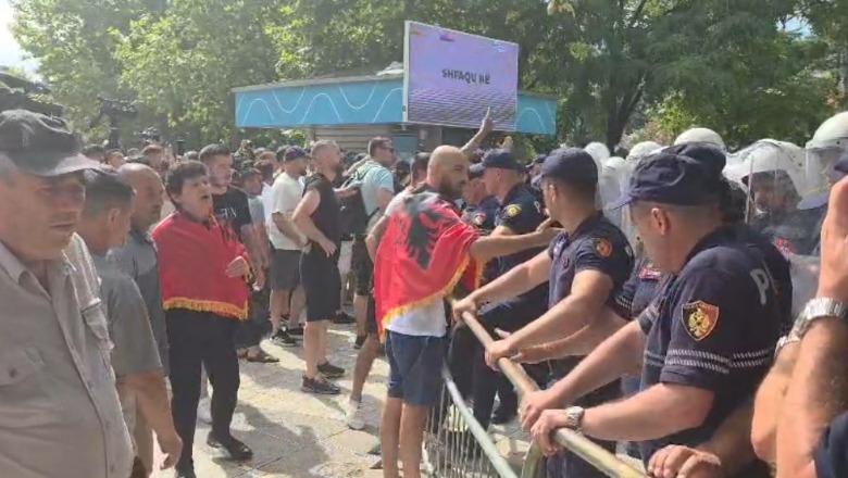 Përplasje te protesta te Kuvendi, protestuesit konfrontohen me policinë! Heqin gardhin metalik