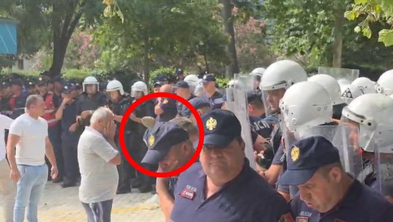 Tensione në protestë, momenti kur polici qëllohet me gurë në kokë