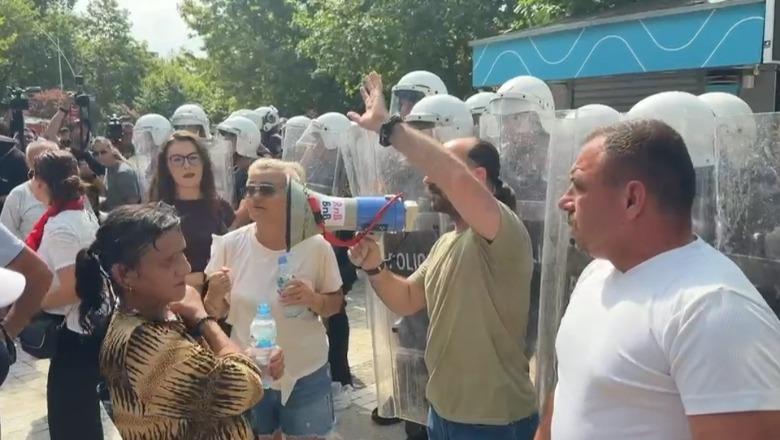 Efektivi u qëllua me gur në kokë, Goxhaj thirrje protestuesve: E kemi me parlamentin, jo me policinë