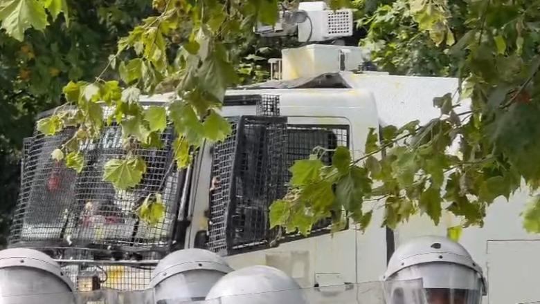 Autoboti me ujë afrohet te protesta para parlamentit, kthehet në shënjestrën e sulmit me vezë