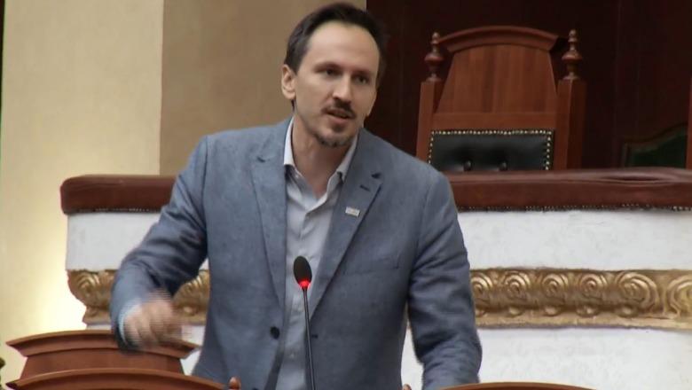 Redi Muçi-Bidos në Kuvend: Më je qepur me bukë në trastë me urdhër të Ballës! S’të marr seriozisht, më kujton Ceken me radiomars që dilte nga ferra