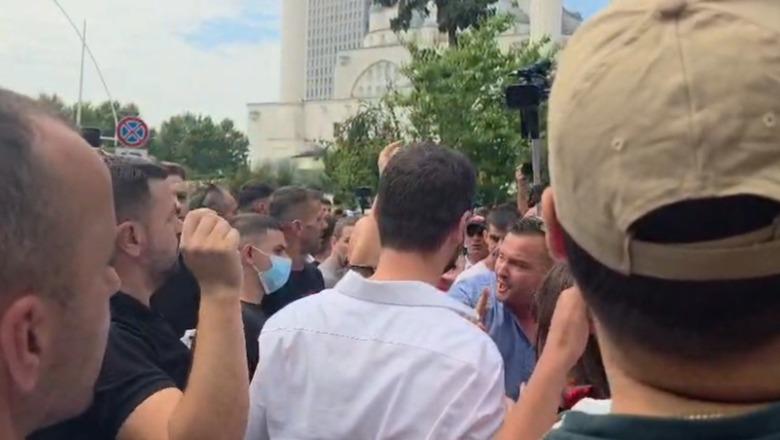 Adriatik Lapaj u bashkohet protestuesve para parlamentit, ata e përzënë